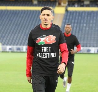 فيصل فجر ولاعبو سيڤاس سبور يتضامنون مع فلسطين