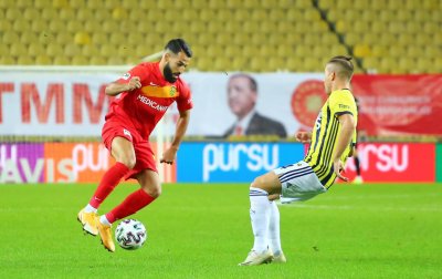 غلطة سراي يلاعب لقبه على حساب عصام شباك