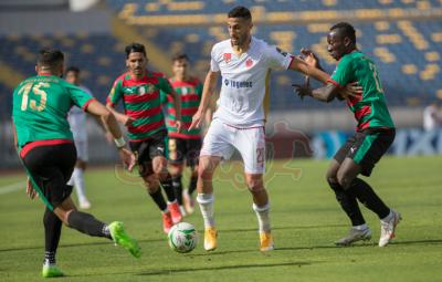 إيقاف لاعبين من مولودية الجزائر وتغريم النادي بسبب الاعتداء على الحكم خلال مباراته مع الوداد البيضاوي