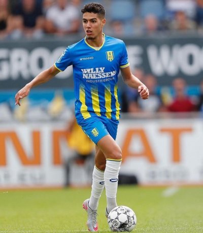 أنس الطاهيري يوقع لبطل رومانيا