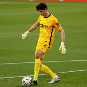 ثلاثة عروض تطرق أبواب بونو