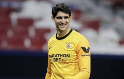 إشبيلية متمسك ببونو بعدما تخلص من حارسين