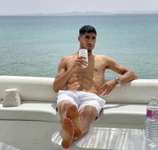 أيهما يفضل حكيمي، لندن أم باريس؟