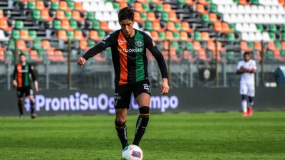 اليوم.. فيرونتينا يقدم لاعبه يوسف مالح رسميا