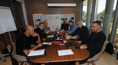 مساعدا وحيد يتكلفان بمتابعة مهاجمين لتوسيع لائحة الإختيار