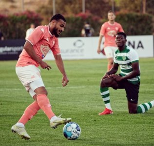 اربعة مغاربة حضروا القمة الودية