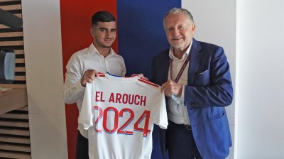 موهبة مغربية يوقع عقدا احترافيا مع ليون