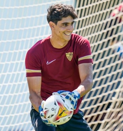 أسود إشبيلية يواجهون روما اليوم