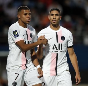 حكيمي: أنا سعيد بمساعدة باريس سان جيرمان