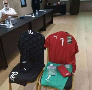 الفريق الوطني بزيه التقليدي