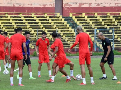 الناخب الوطني ولاعبو الفريق الوطني : بفضل جلالة الملك نحن في أرض الوطن