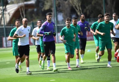 لاعبو المنتخب المغربي يغادرون مركب محمد السادس لكرة القدم بسلا