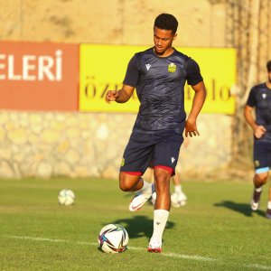 منير شويعر يستهل اول حصة مع فريقه الجديد