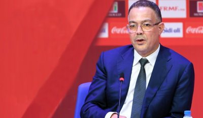 رئيس الجامعة يهنئ اللاعبين والطاقم التقني في مستودع الملابس