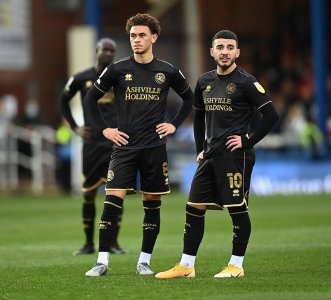 شاعر يواصل التسجيل وكوينز تواضع في آخر الأنفاس