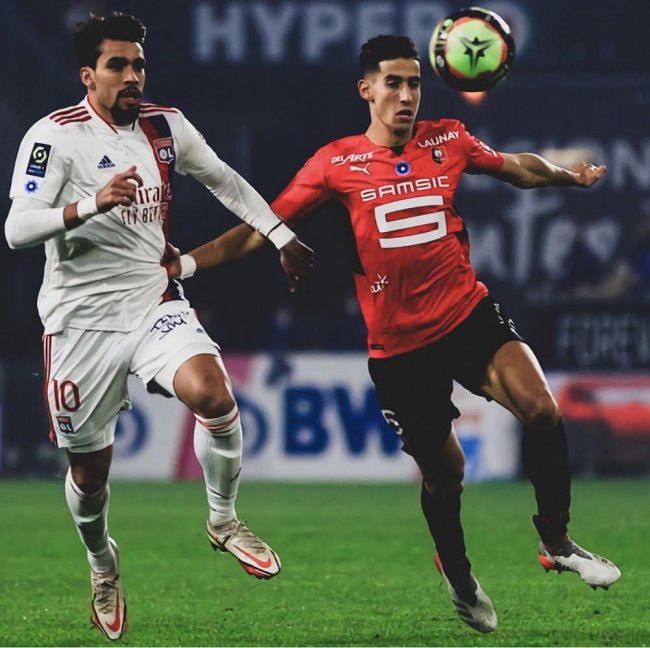 نايف أكرد شل حركة هداف منتخب الجزائر