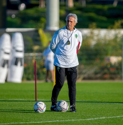 الناخب الوطني يحدد سبب مشاكل خط الوسط في الفريق الوطني