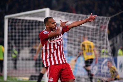 العرابي يخلق الحدث باليونان