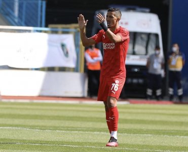 فيصل فجر ..عنصر من الحرس القديم تسلل للائحة وحيد