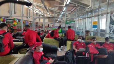 بالصور.. بعثة المنتخب الوطني تصل إلى ياوندي