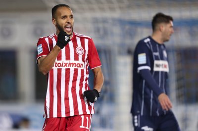 العرابي بين البقاء باليونان والعودة إلى الخليج!