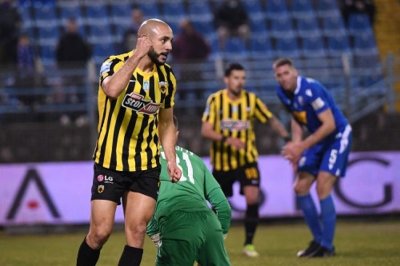 امرابط رفع رصيد اهدافه باليونان