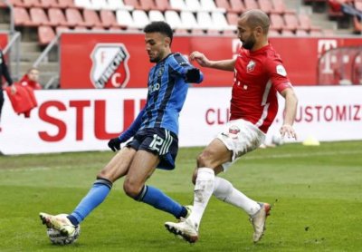 مباراة كاملة وانذار لمزراوي واجاكس بالعلامة الكاملة