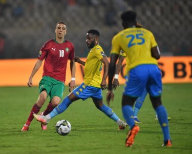 سفيان شاكلا يقدم مبرراته حول هديته لمنتخب الغابون