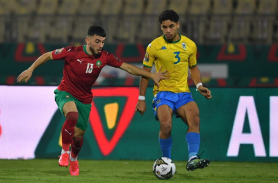 مشهد مؤثر بين الناخب الوطني والشاعر قبل الحصة التدريبية