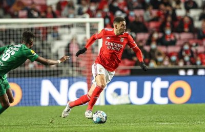 تاعرابت على لائحة الإنتقالات وبنيفكا حدد سعره