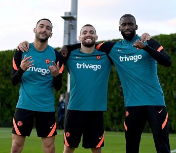 زياش يسعد طوماس توخيل  عن بعد 