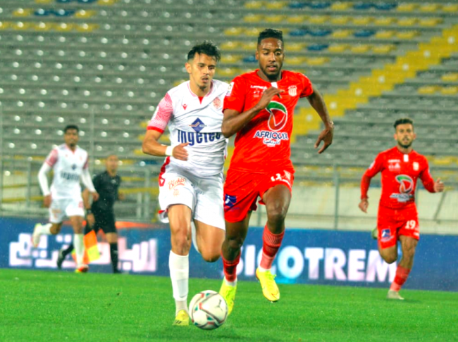 البطولة الإحترافية 1.. حسنية أكادير يلسع الوداد البيضاوي بثنائية