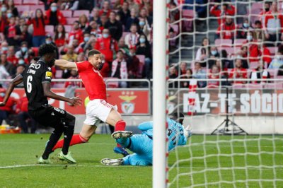 بطاقة حمراء لموفي وفوز لتاعرابت مع بنفيكا