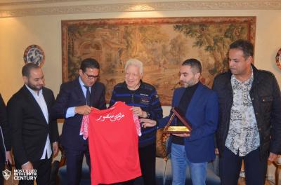 بالصور.. رئيس الزمالك يكرم بعثة الوداد وطلال يشيد بحفاوة الإستقبال