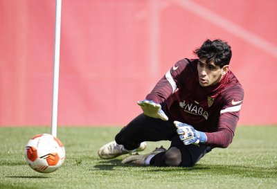 إشبيلية يفاوض حارس الأسود لتمديد عقده