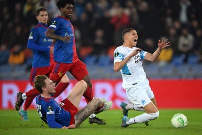 كونفرنس ليغ.. حارث أضاع جزاء وتأهل لدور الربع