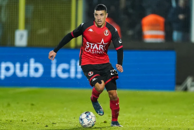 مدافع مغربي يلعب بسورينغ البلجيكي