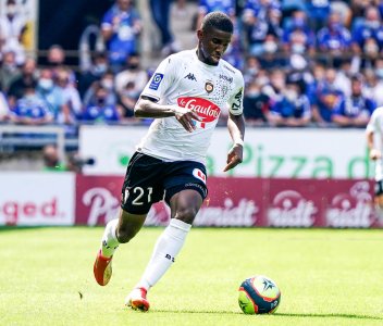 إينتراخت فرانكفورت ومارسيليا ينافسان ريال بيتيس على محمد علي شو