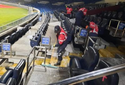 ملعب محمد الخامس تزين للمباراة الحدث