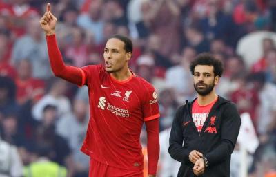 ليفربول يقيّم إصابتي صلاح وفان دايك