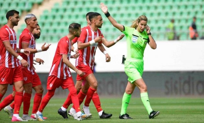 مديرية التحكيم تحسم الجدل في طرد لاعب المغرب التطواني في نهائي الكأس