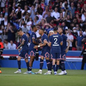 حكيمي عانق دي ماريا في ليلة الوداع انتهت بخماسية باريسية