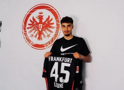 نجم أشبال الأطلس يوقع عقدا جديدا مع إينتراخت فرانكفورت