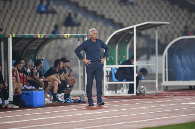 صافرات الإستهجان على الناخب الوطني وسط الجماهير عند الإعلان عن إسمه