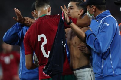 شاب إقتحم أرضية الميدان وتوجه نحو حكيمي وأشهر قميصه وهكذا رد حكيمي