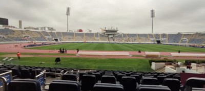 ساعاتان ونصف قبل انطلاق لقاء المغرب وليبيريا..المدرجات فارغة.