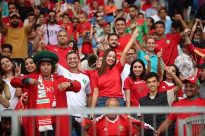 أجواء فرح يخلقها جمهور الدار البيضاء في مركب محمد الخامس