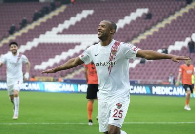 هل يرحل مهاجم الأسود عن فريقه التركي؟