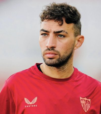 منير الحدادي يرقص في كوريا!