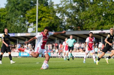  التهديدات  تبعد إحتارين عن معسكر أجاكس بالنمسا